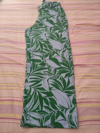 Calças pantalona padrão tropical verde e azul