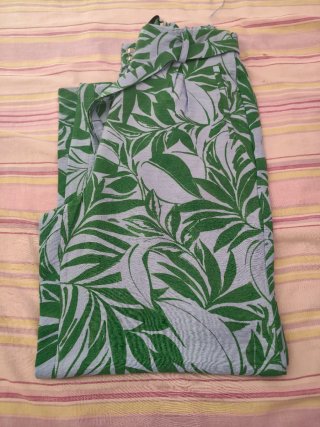 Calças pantalona padrão tropical verde e azul