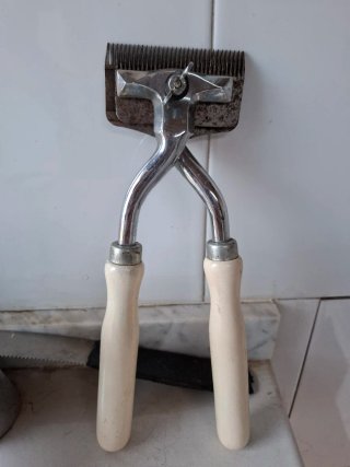 Máquina de pelar antigua manual .