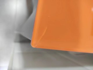 Mesa de cocina naranja con 2 sillas
