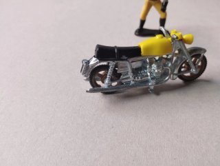 2 motos Guzzi Guisval y 2 figuras