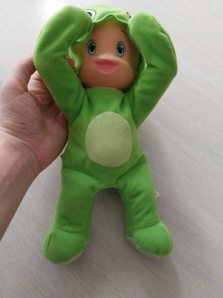 Muñeco Cuquin verde. Habla y canta
