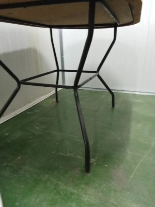 Mesa ovalada de madera y metal