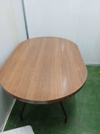Mesa ovalada de madera y metal