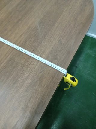 Mesa ovalada de madera y metal