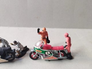 3 motos Guisval y 6 mecánicos