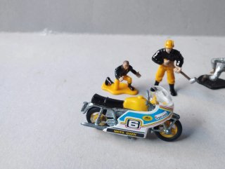 3 motos Guisval y 6 mecánicos