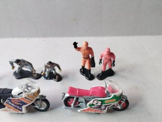 3 motos Guisval y 6 mecánicos