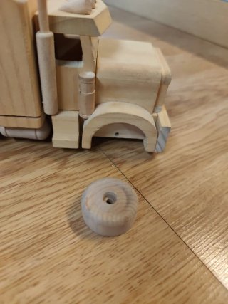 Camión de madera artesanal