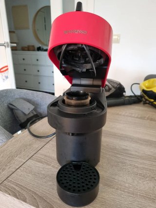 Cafetera Nespresso Roja y Negra