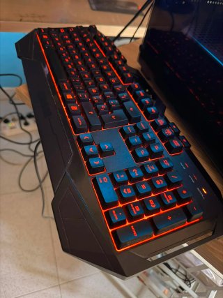 Torre Gaming (Monitor + Teclado) Negociable