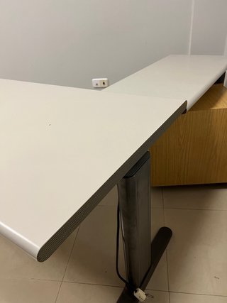 Mesa de oficina modular con enchufes