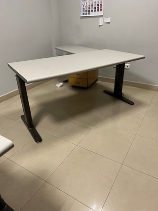 Mesa de oficina modular con enchufes