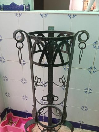Macetero de hierro forjado