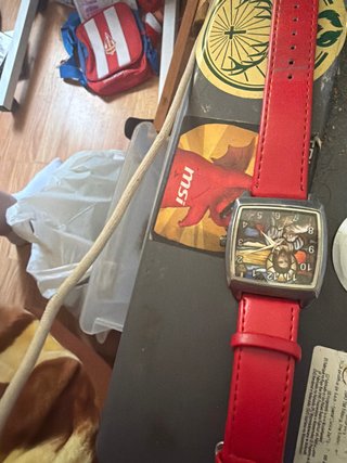 Reloj de pulsera con correa roja