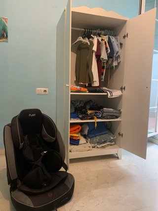 Silla coche niño y armario infantil