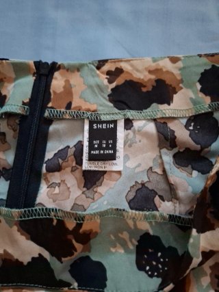 Falda estampada con volantes