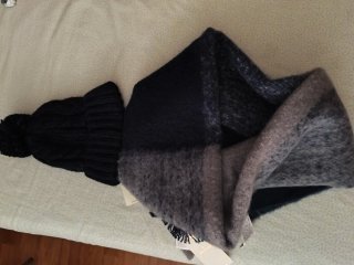 Gorro y bufanda de mujer. Con etiqueta.