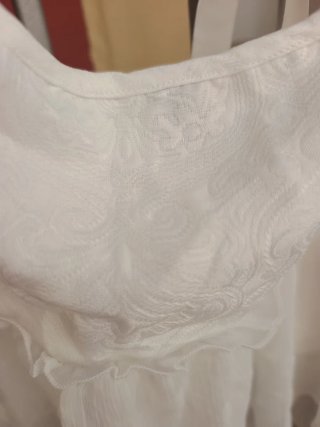 Blusa blanca con volantes