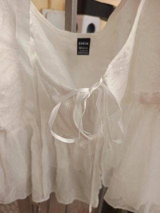 Blusa blanca con volantes