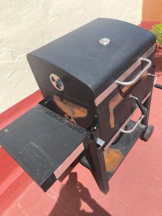 Barbacoa de carbón con tapa
