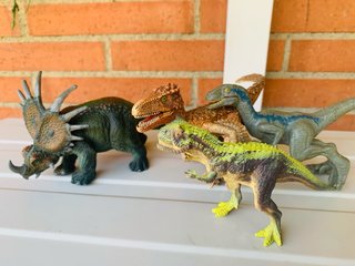Familia de dinosaurios de juguete