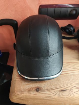 Casco Negro con Gafas y Guantes