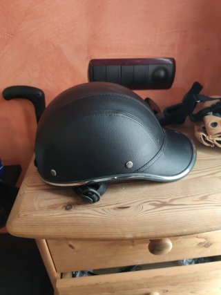 Casco Negro con Gafas y Guantes