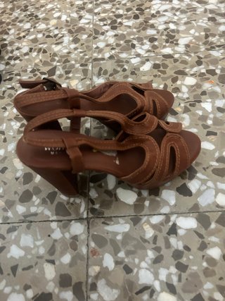 Zapatos de tacón marrones