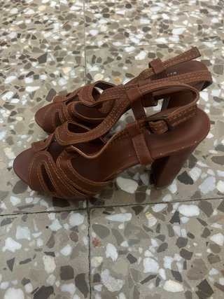Zapatos de tacón marrones