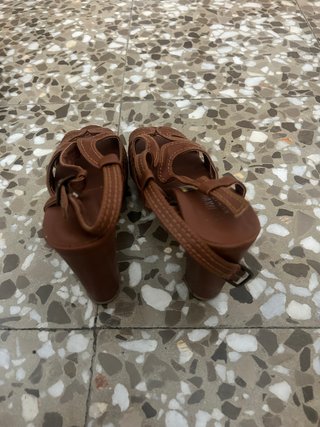 Zapatos de tacón marrones