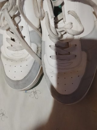 Zapatillas blancas y grises talla 43
