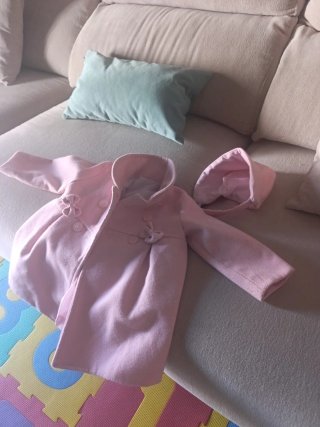 Trenca niña rosa con capucha