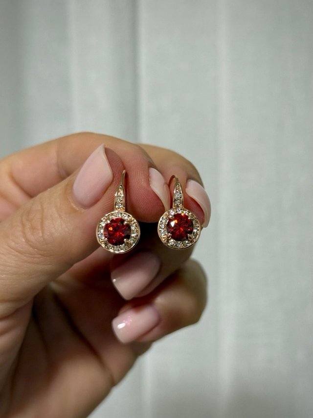 Pendientes oro rosa con cristales rojos