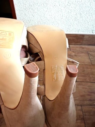 Zapatos de tacón beige