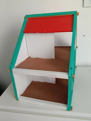 Casita de madera para muñecas