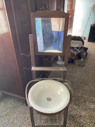 Lavabo antiguo de madera y cerámica