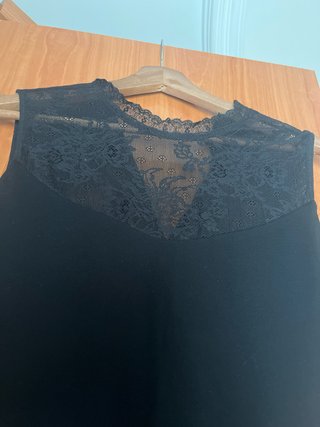 Vestido negro corto elegante con encaje