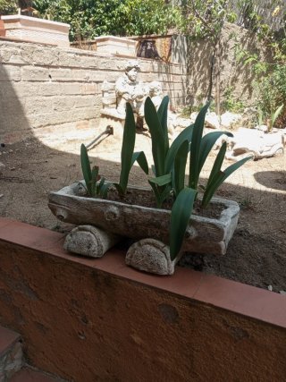 Jardinera de piedra estilo tronco