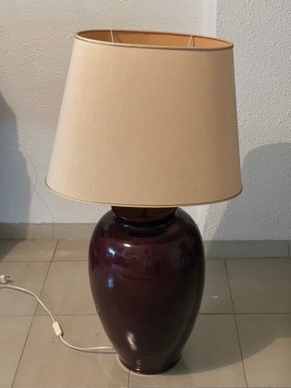 Lámpara de sobremesa vintage de cerámica granate.