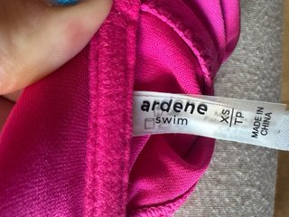 Top de bikini rosa con volantes