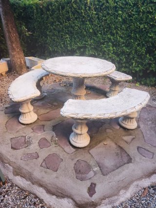 Mesa y bancos de piedra