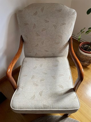 Butaca de tela y madera.