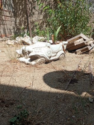 Jardinera de piedra con forma de coche