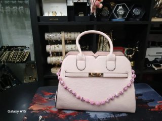 Bolso rosa con cadena de perlas