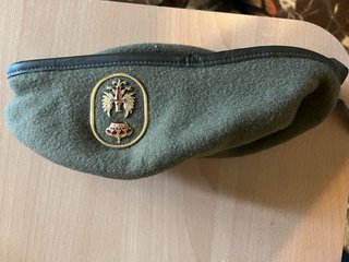 Boina militar con insignia
