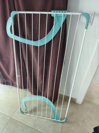 Tendedero plegable blanco y turquesa.
