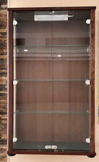 Mueble expositor de madera y cristal