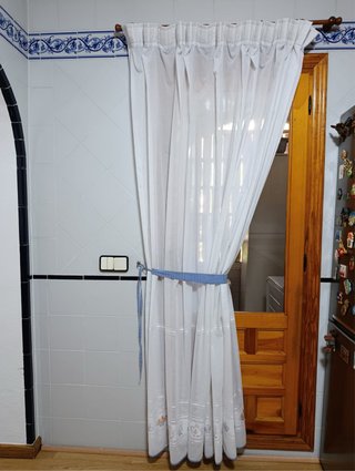 Cortina cocina blanca con barra madera