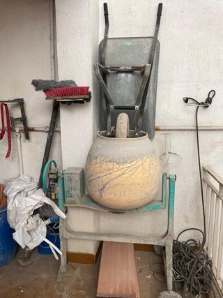 Hormigonera eléctrica y carretilla